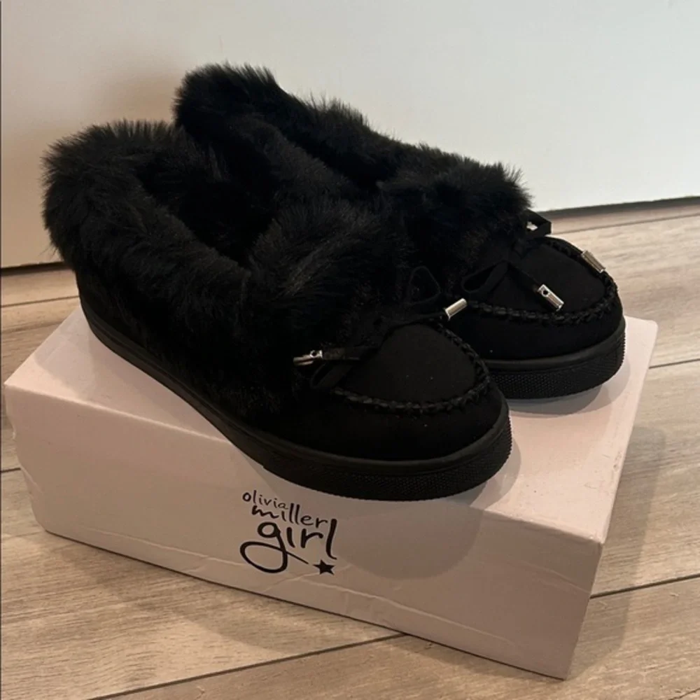 Olivia Miller Girl! Black faux fur lined slip on moccasins shoes size 2